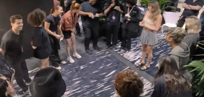 Μοιράζει λεφτά η Taylor Swift: Το αστρονομικό μπόνους στο συνεργείο της περιοδείας της