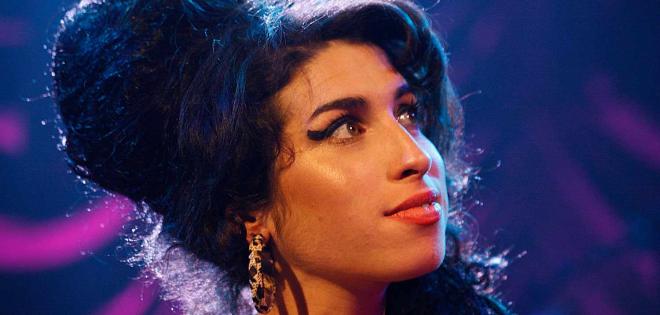 Amy Winehouse: Νέο βίντεο του "Tears Dry On Their Own" με εικόνες που δεν έχουμε ξαναδεί