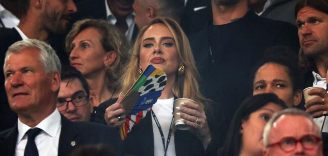 Euro 2024: Στις κερκίδες για τον αγώνα της Αγγλίας η Adele και ο Ed Sheeran