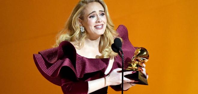 Adele: Αφιερώνω το βραβείο μου στον αγαπημένο μου γιο