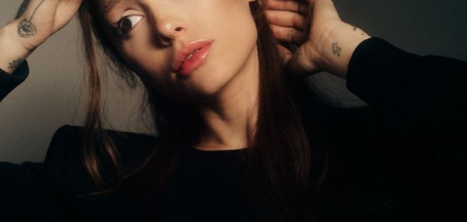 Η Ariana Grande αποκαλύπτει μια διαφορετική πλευρά του εαυτού της στο «Petal»