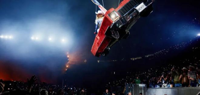 Η Beyoncé κολλάει στον αέρα κατά τη διάρκεια της συναυλίας στο Χιούστον