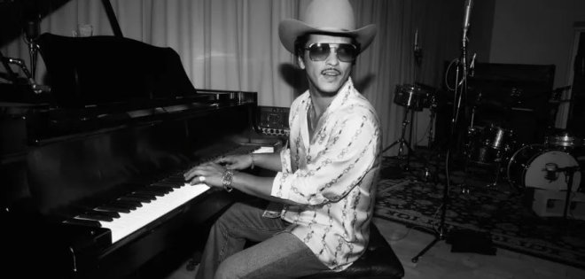 Το «The Romantic» του Bruno Mars κάνει ντεμπούτο στο νούμερο 1 του Billboard 200 Chart 