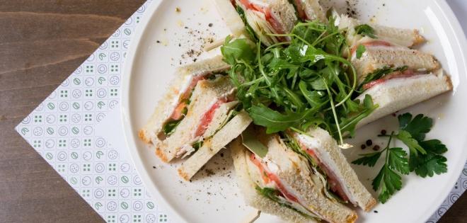Πρωτότυπα σάντουιτς & club sandwich με άλειμμα φέτας