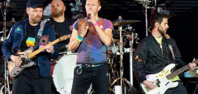 Οι Coldplay επανεκδίδουν άλμπουμ σε δίσκους από ανακυκλωμένα πλαστικά μπουκάλια