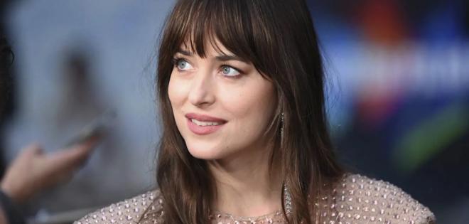 Η Dakota Johnson μπορεί να κοιμάται ακόμα και 14 ώρες την ημέρα