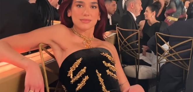 Dua Lipa: Η αστεία στιγμή που προσπαθεί να κάτσει φορώντας ένα θεόστενο φόρεμα