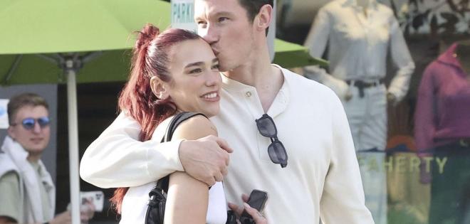 Dua Lipa & Callum Turner σε PDA στιγμές στη μέση του δρόμου - Δες τις φωτογραφίες