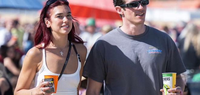 Dua Lipa: Καλοκαιρινές διακοπές με τον Callum Turner στο πλευρό της