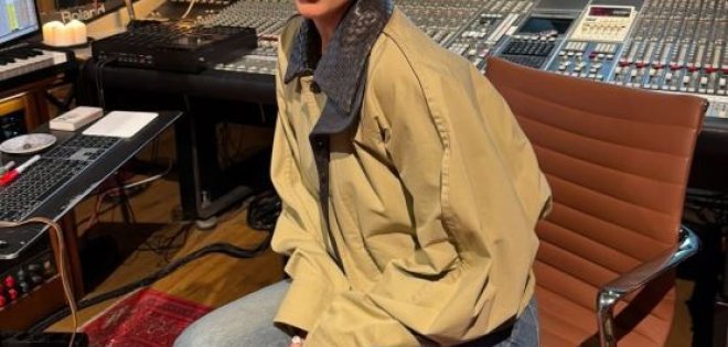 Η Dua Lipa  δημοσίευσε νέες φωτογραφίες από το στούντιο