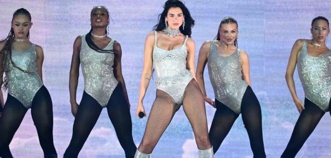 H Dua Lipa είναι η πρώτη γυναίκα καλλιτέχνης με δύο άλμπουμ με 14 δισεκατομμύρια streams