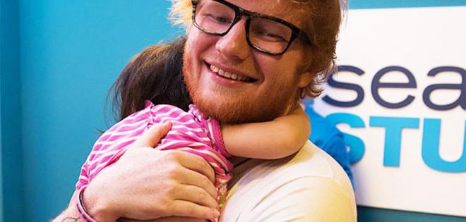 Ο Ed Sheeran τραγούδησε στο πλευρό νεαρών ασθενών