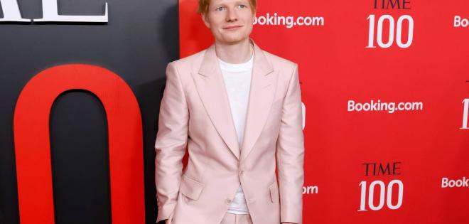 Ο Ed Sheeran γιορτάζει την ανάδειξή του ως ο πιο καλοντυμένος με αναδρομή σε κάποια από τα «χειρότερα» ρούχα του