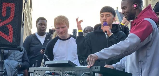 Ο Ed Sheeran υποστηρίζει τα ανερχόμενα ταλέντα σε μια συναυλία-έκπληξη