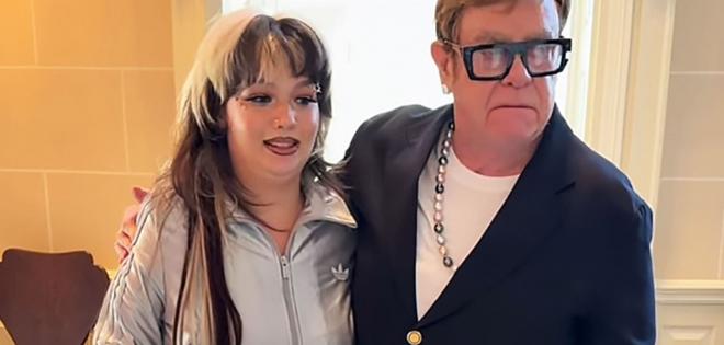 Ο Elton John δίνει στη Lola Young τα κλειδιά του σπιτιού του μετά από στοίχημα