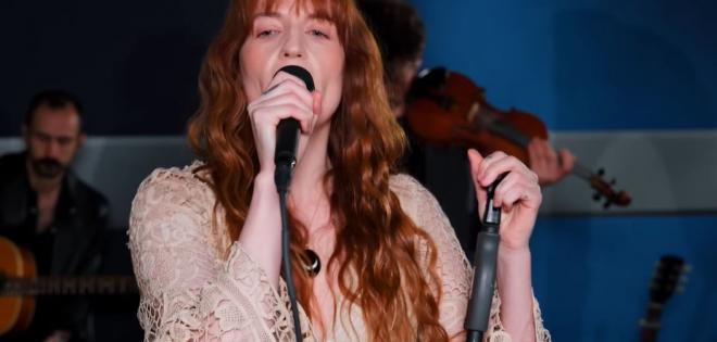 Οι Florence + The Machine διασκευάζουν το «Abracadabra» της Lady Gaga σε μια Halloween εμφάνιση
