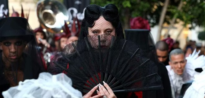 Η Lady Gaga κάνει εμφάνιση έκπληξη στην προβολή της ταινίας «Mayhem Requiem» 