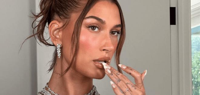 Hailey Bieber: Η πρώτη δημόσια εμφάνιση μετά τη γέννηση του γιου της