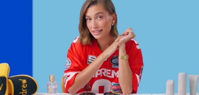 Hailey Bieber: Μιλά για τους αποκαρδιωτικούς τίτλους περί εγκυμοσύνης