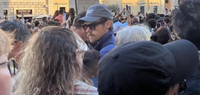 Ήταν ο Harry Styles στο πλήθος που περίμενε την ανακοίνωση του νέου Πάπα;