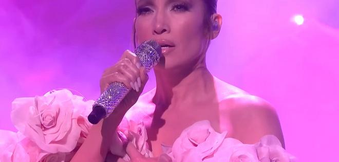 Jennifer Lopez: Η εμφάνιση στο "SNL" και το... εξτέ που έπεσε στο πάτωμα