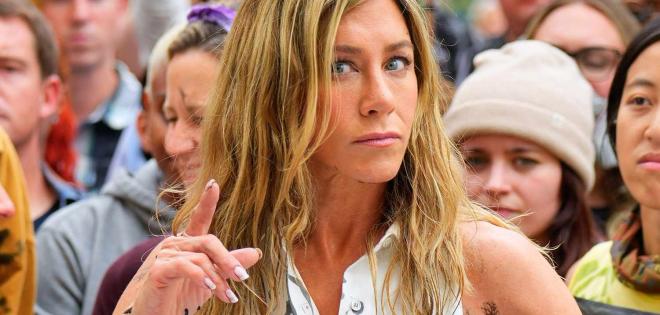 Jennifer Aniston: Την... έλουσαν με μαύρη μπογιά στη μέση του δρόμου