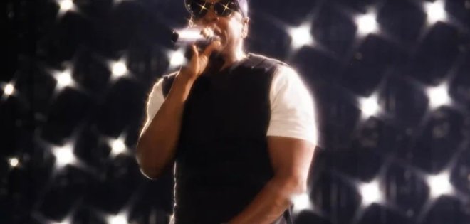 Ο Jay-Z ενθουσίασε το κοινό ανεβάζοντας στην σκηνή τη Rihanna, τη Beyoncé, τον Eminem, τον Nas και την Alicia Keys στο Yankee Stadium