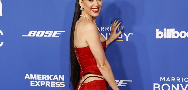 Ο αποκαλυπτικός "ανάποδος" κορσές της Katy Perry στο κόκκινο χαλί μουσικού event