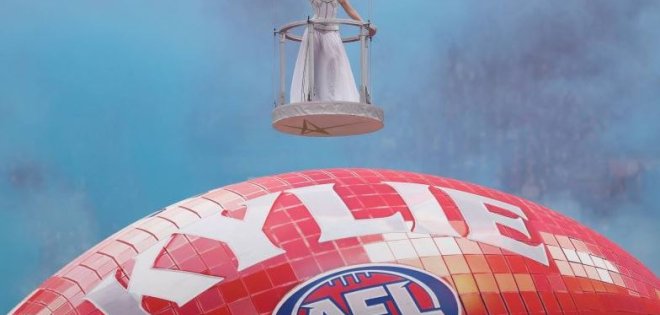ΔΕΙΤΕ ΤΗΝ ΕΠΙΚΗ ΕΜΦΑΝΙΣΗ ΤΗΣ KYLIE MINOGUE ΣΤΟΝ ΜΕΓΑΛΟ ΤΕΛΙΚΟ ΤΗΣ AFL