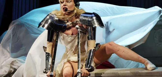 Παραλίγο ατύχημα για την Lady Gaga στη μέση της συναυλίας στο Las Vegas Mayhem Ball Stop