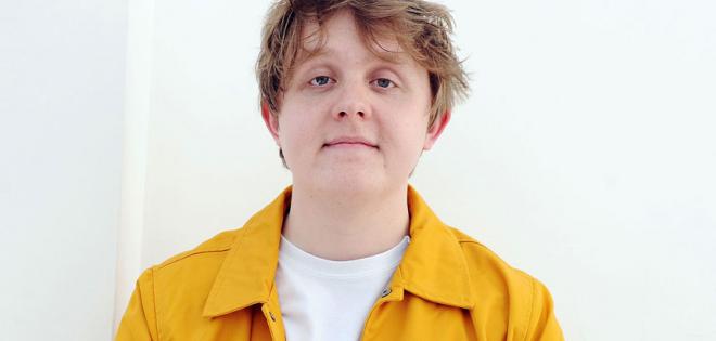 Καταρρίπτει όλα τα ρεκόρ πωλήσεων ο Lewis Capaldi