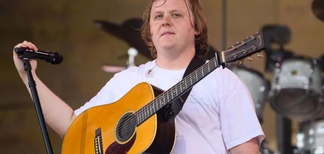 Ο Lewis Capaldi παίζει σετ έκπληξη στο φιλανθρωπικό σόου του Tom Walker 