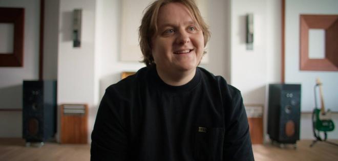 Ο Lewis Capaldi συνεργάζεται με την BetterHelp για να προσφέρει στους θαυμαστές του 734.000 ώρες δωρεάν διαδικτυακής θεραπείας