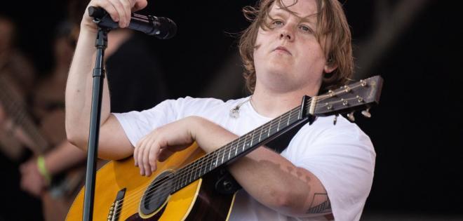 Ο Lewis Capaldi επιστρέφει στο Γκλάστονμπερι δύο χρόνια μετά 