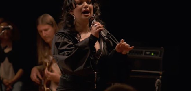 Δείτε τη Lola Young σε μια συγκινητική ερμηνεία 