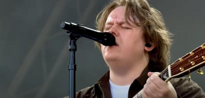 Ο Lewis Capaldi επέστρεψε στο Glastonbury δύο χρόνια μετά την κρίση λόγω Tourette 