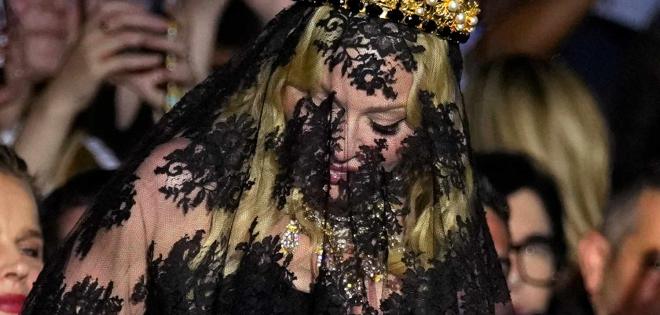 Madonna: Dramatic είσοδος με πέπλο σε fashion show στο Μιλάνο