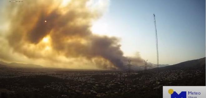 Meteo: Time lapse video από τη φωτιά στη Βαρυμπόμπη