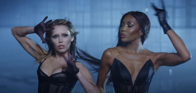 Η Miley Cyrus και η Naomi Campbell με τα εσώρουχα τους για το μουσικό βίντεο του Every Girl You've Ever Loved 