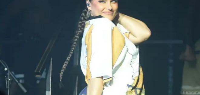 Η Nelly Furtado χλευάζει όσους της κάνουν body shaming με μια τολμηρή fashion statement