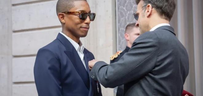 Ο Pharrell Williams ανακηρύχθηκε ιππότης από τον Γάλλο πρόεδρο Εμανουέλ Μακρόν
