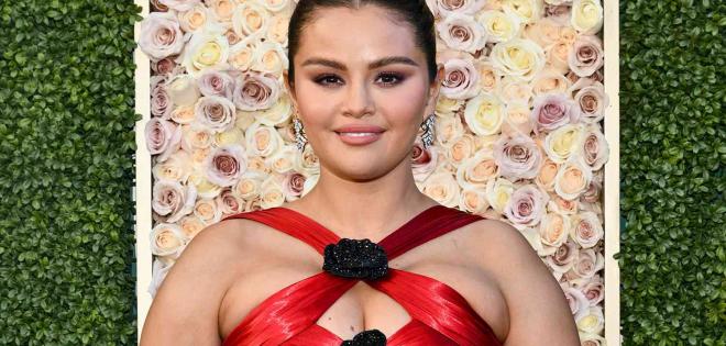 Η Selena Gomez ξεκαθαρίζει τι συνέβη σε "αυτό" το viral meme από τις Χρυσές Σφαίρες