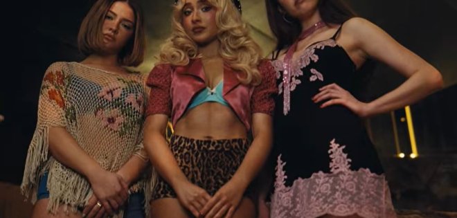 H Sabrina Carpenter σε προκλητικό νέο βίντεο 