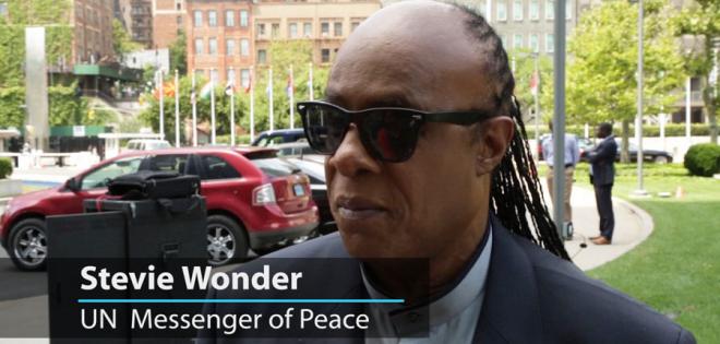 Stevie Wonder: Οι πολιτικοί πρέπει να σταματήσουν το μίσος και τη μισαλλοδοξία