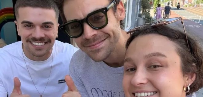 Ένα ζευγάρι συνάντησε τον Harry Styles και την επόμενη μέρα, τους αφιέρωσε τραγούδι για την πρόταση γάμου τους!