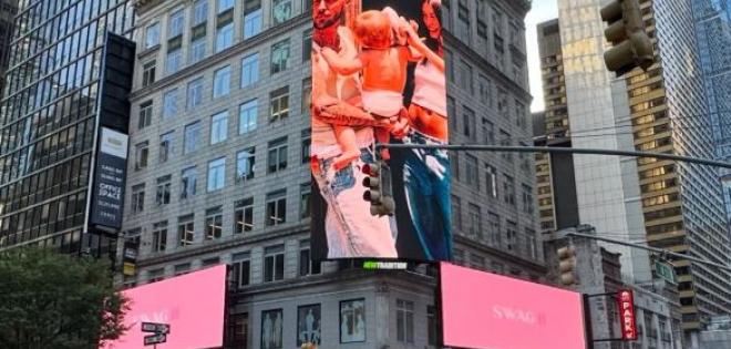 Ο Justin Bieber ανακοινώνει το νέο του άλμπουμ «SWAG II» μέσω διαφημιστικών πινακίδων 