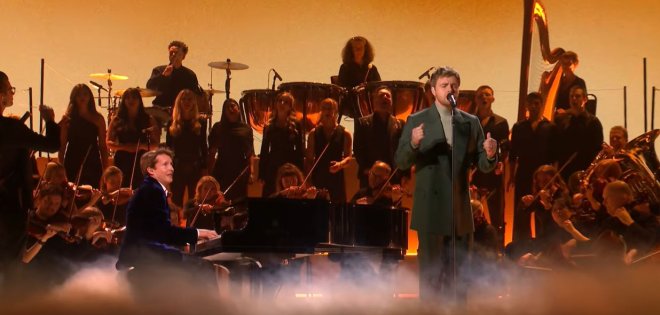 Ο James Blunt με τον Alex Warren για την ορχηστρική εκτέλεση του «Ordinary» στα BRITs 2026