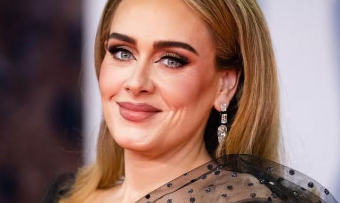 Η Adele κυκλοφορεί την αυτοβιογραφία της
