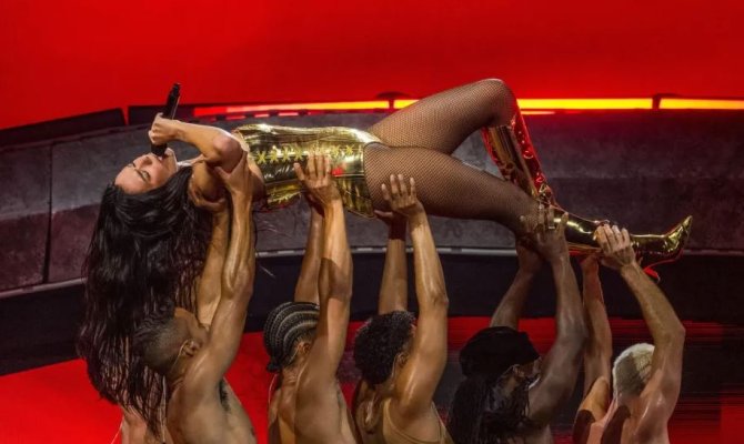Η Dua Lipa κυκλοφορεί το άλμπουμ «Live From Mexico» και την ταινία-συναυλία της περιοδείας «Radical Optimism»