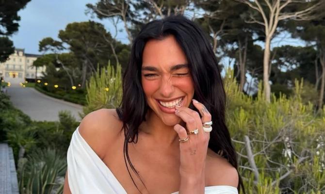 Η Dua Lipa αρραβωνιάστηκε τον Βρετανό ηθοποιό, Callum Turner